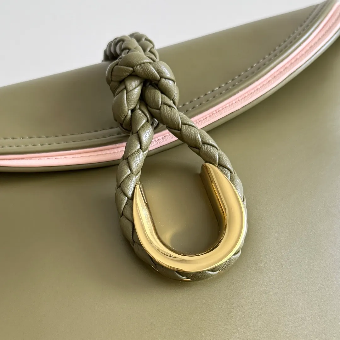Batch 1520 Inspired by the 1970s, the Bottega Veneta women's logo shoulder bag has a smooth leather surface that brings a clean and handsome feel, just like the neatness and tenacity of a working woman. The front buckle has high-quality hardware pendant body, the overall retro elegance, and the excellent leather feels soft. This Bottega Veneta series can be described as beautiful, weakening the complexity of the outfit, not competing for it, and only using the best quality to interpret itself. Style number: 806030 (small size) Size: 27*16*6cm